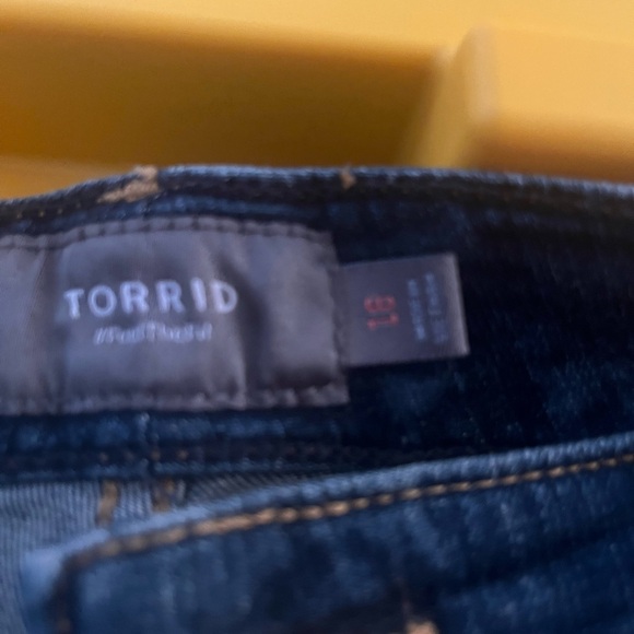 TORRID DENIM SHORTS SZ 16 - Picture 2 of 2